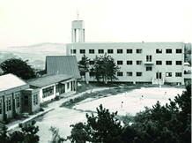 創立当時の大学1号館と周辺の建物