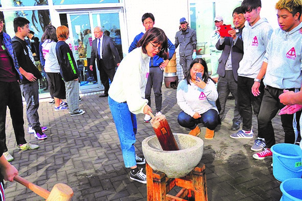 外国人留学生とのもちつき大会