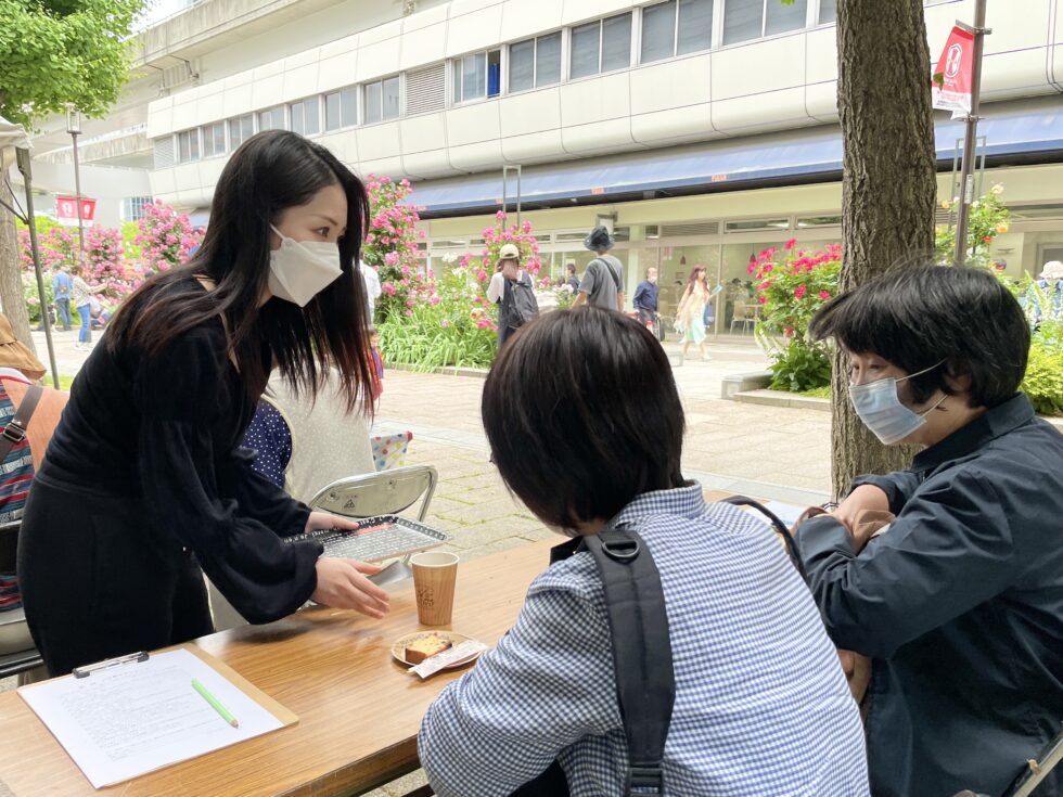 第11回六甲アイランド バラ祭りにおいて、本学学生がブース出展しま